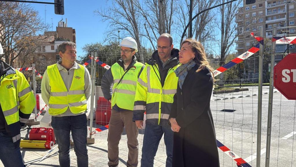 La alcaldesa de Zaragoza supervisando las obras de la plaza San Miguel.