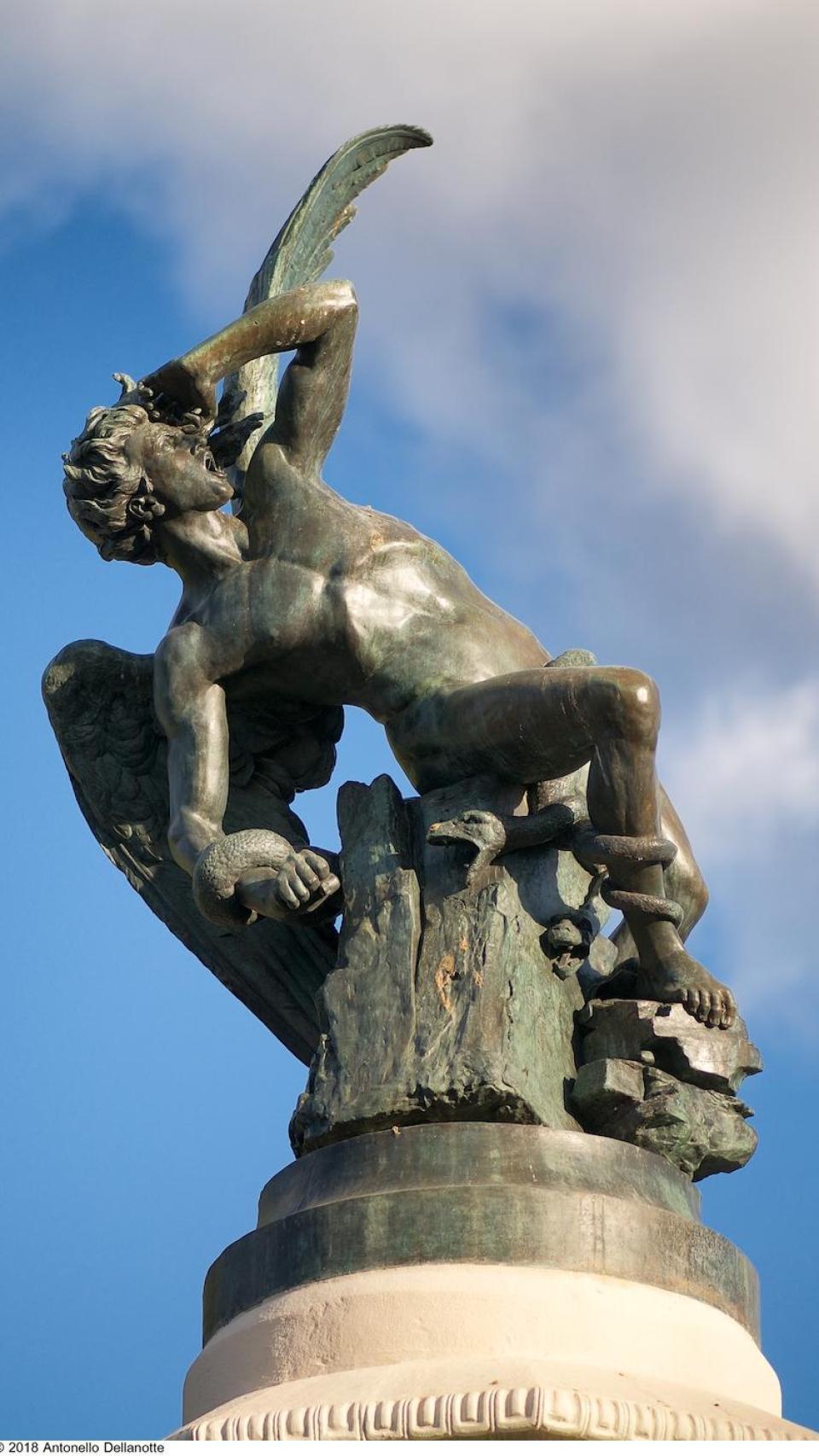 El gran monumento dedicado a la figura de Lucifer, el ángel caído.
