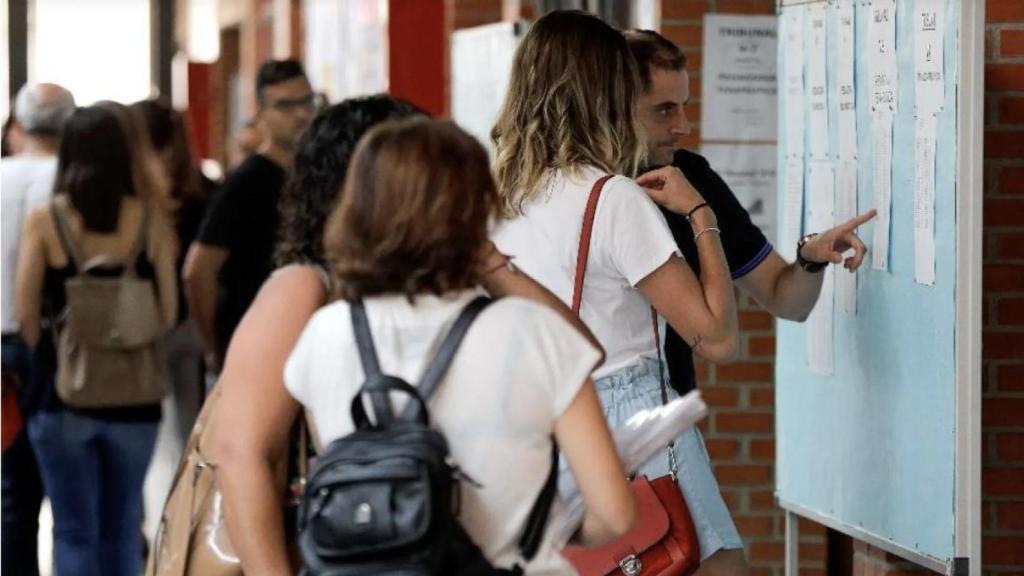 Aspirantes a funcionarios consultan su nota de examen. EFE