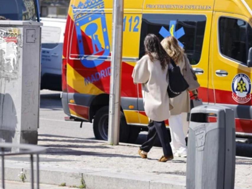 Madre e hija abandonan el lugar tras ser informadas.