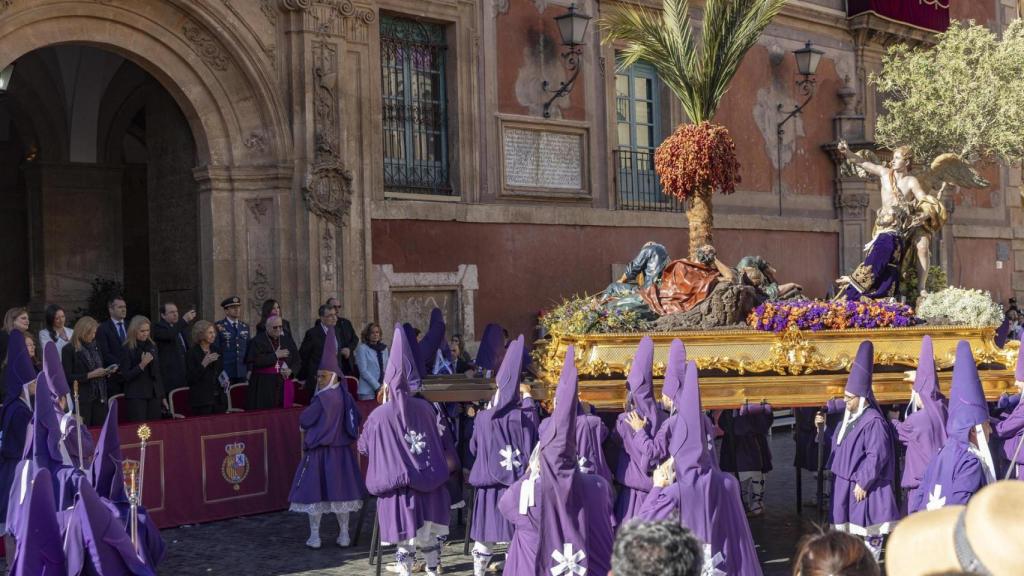 La Reina Sofía, acompañada de las Infantas Cristina y Elena, presenció este Viernes Santo la procesión de los Salzilos de Murcia en el palco del Palacio Episcopal en la Plaza de Cardenal Berruga.