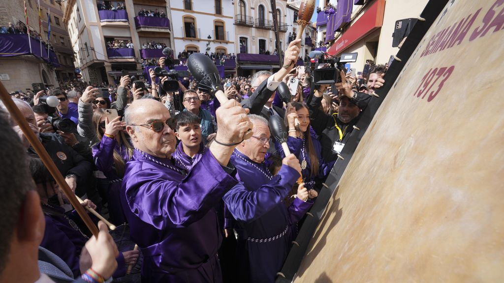 El actor Antonio Resines participa en la celebración de la Rompida de la Hora, en la plaza de España, a 3 de abril de 2026, en Calanda, Teruel, Aragón (España).