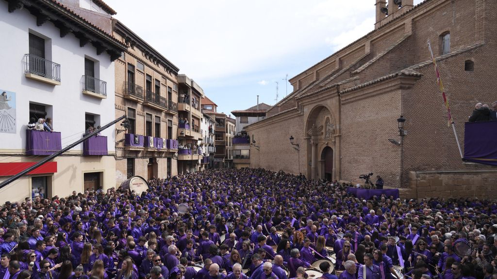 Decenas de personas durante la celebración de la Rompida de la Hora, en la plaza de España, a 3 de abril de 2026, en Calanda, Teruel, Aragón (España).