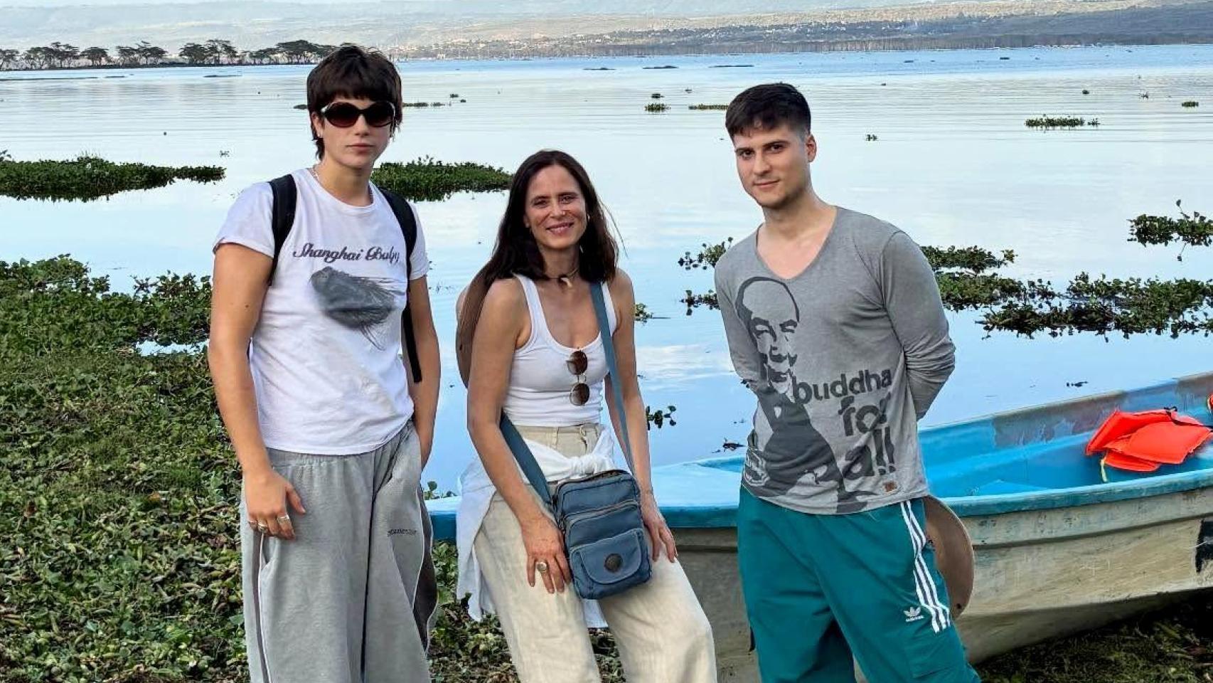 Aitana Sánchez-Gijón junto a sus hijos.