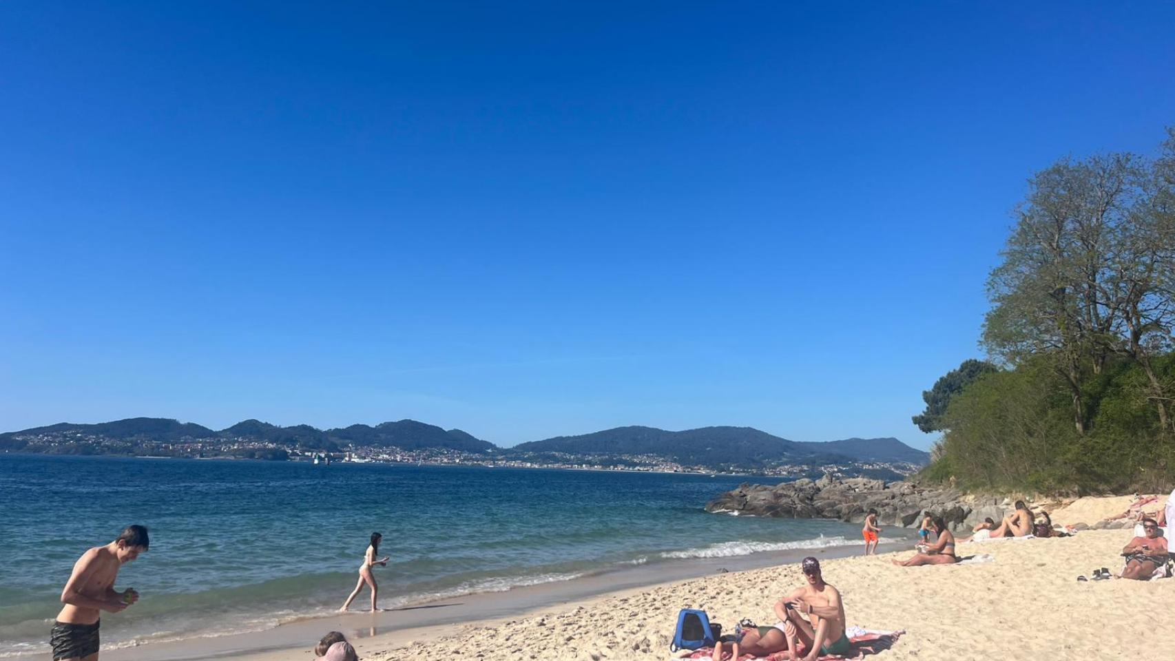 Las playas de Vigo acogen a los primeros bañistas del año: Se está genial, parece verano