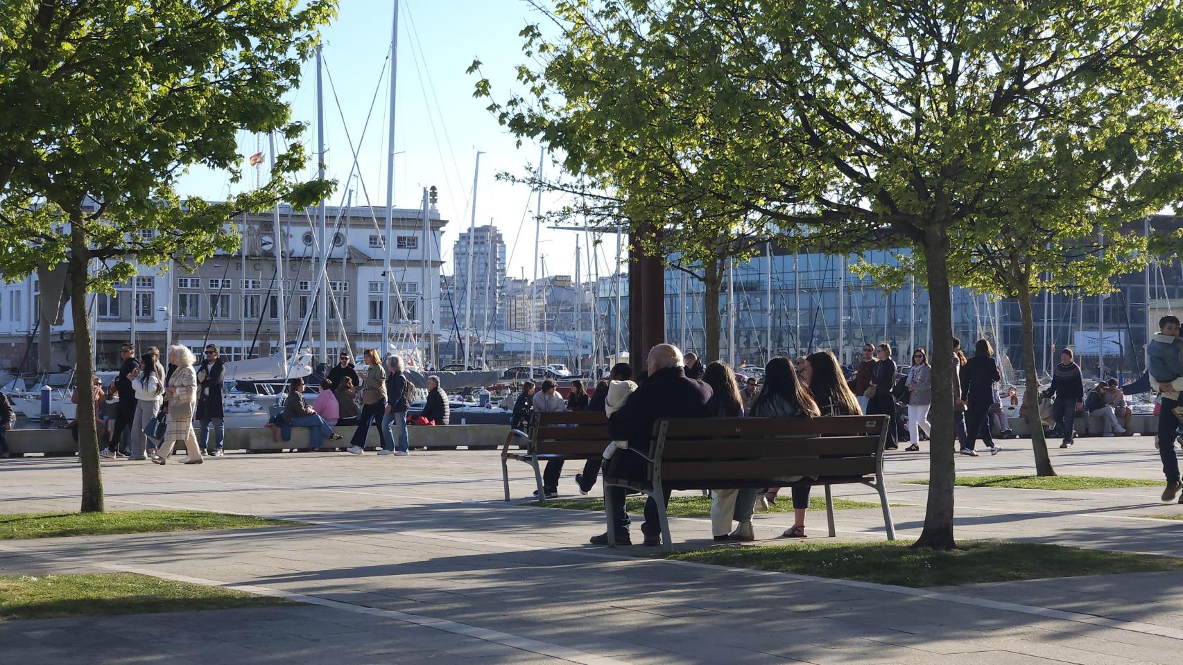 A Coruña disfruta de un Viernes Santo festivo a pleno sol.