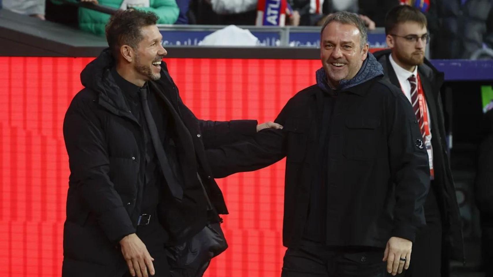 Simeone y Flick se saludan antes del partido de la ida de las semifinales de la Copa del Rey.