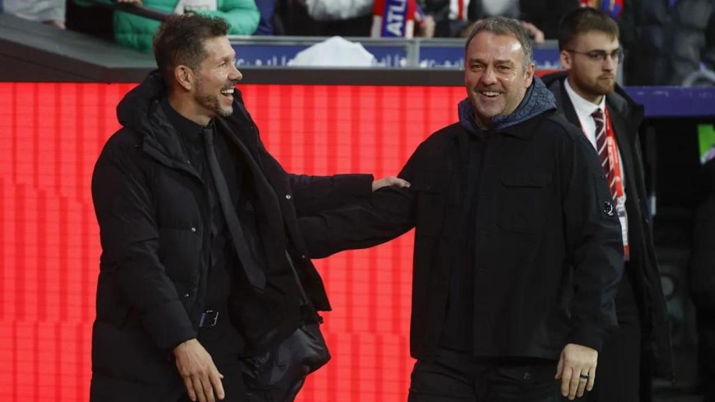 Simeone y Flick se saludan antes del partido de la ida de las semifinales de la Copa del Rey.