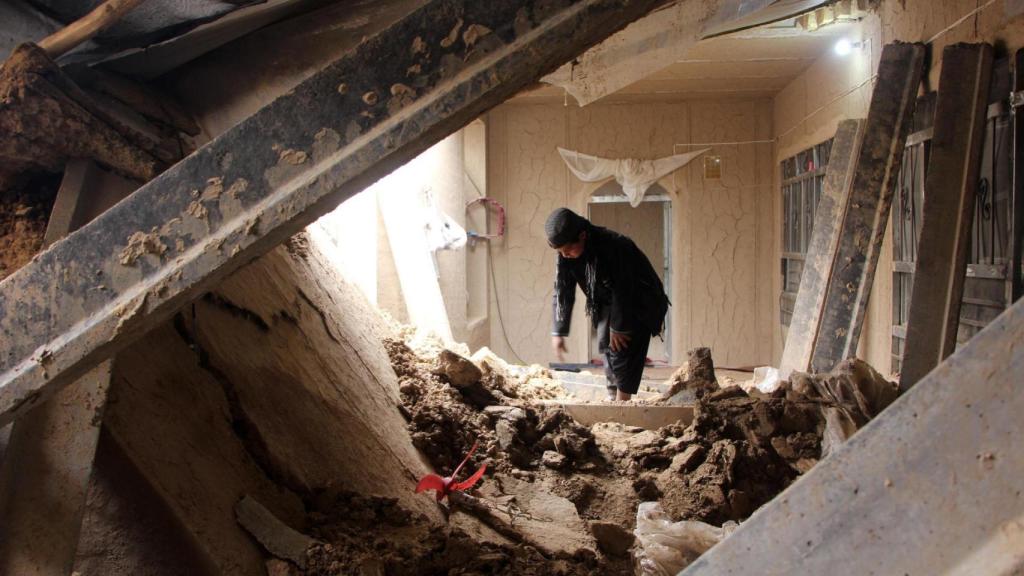 Un hombre inspecciona los daños causados por las fuertes lluvias en Kandahar, Afganistán, el 2 de abril de 2026.