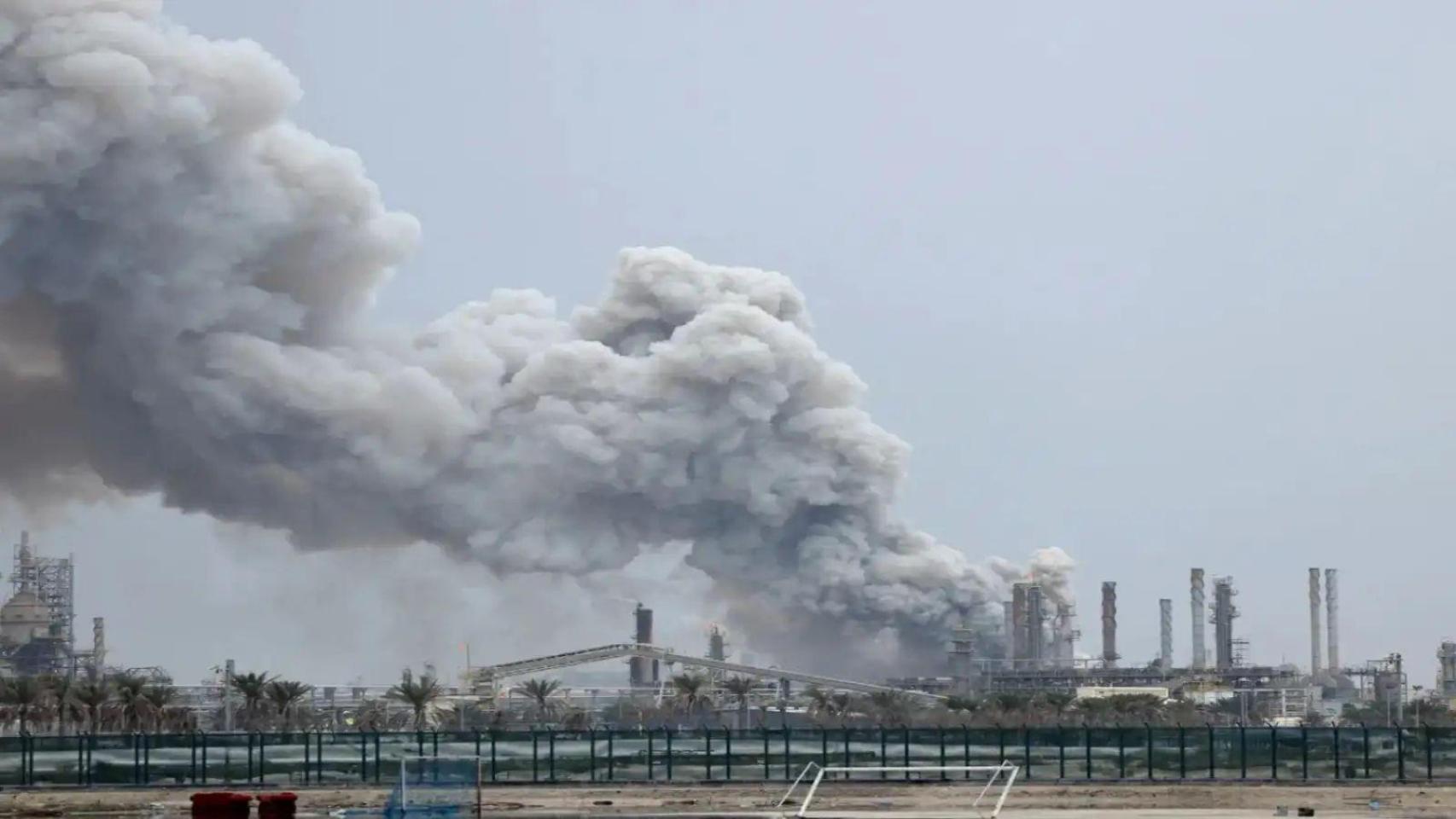 Impacto de un proyectil sobre una refinería de Kuwait durante el conflicto en Oriente Próximo.