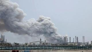 Impacto de un proyectil sobre una refinería de Kuwait durante el conflicto en Oriente Próximo.