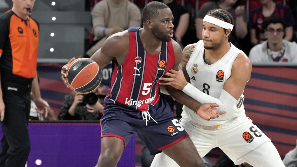 Eugene Omoruyi es presionado por Chuma Okeke.