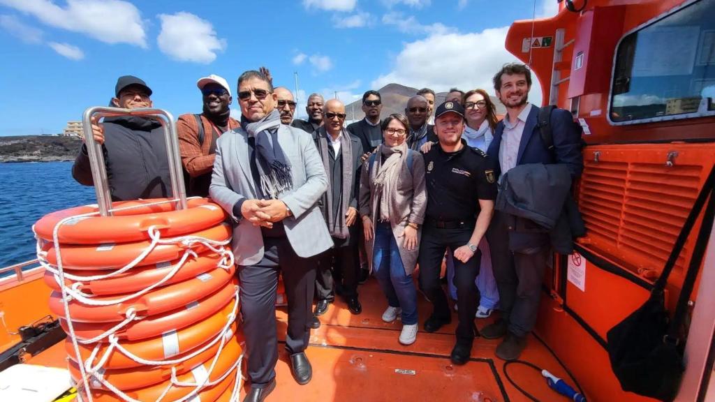 La delegación mauritana posa junto a agentes y técnicos durante su visita a El Hierro en mayo de 2025, organizada dentro del proyecto POC Mauritania para estudiar sobre el terreno el funcionamiento del modelo canario de recepción e identificación de migrantes que después España y la UE trasladaron a Nuakchot y Nuadibú.
