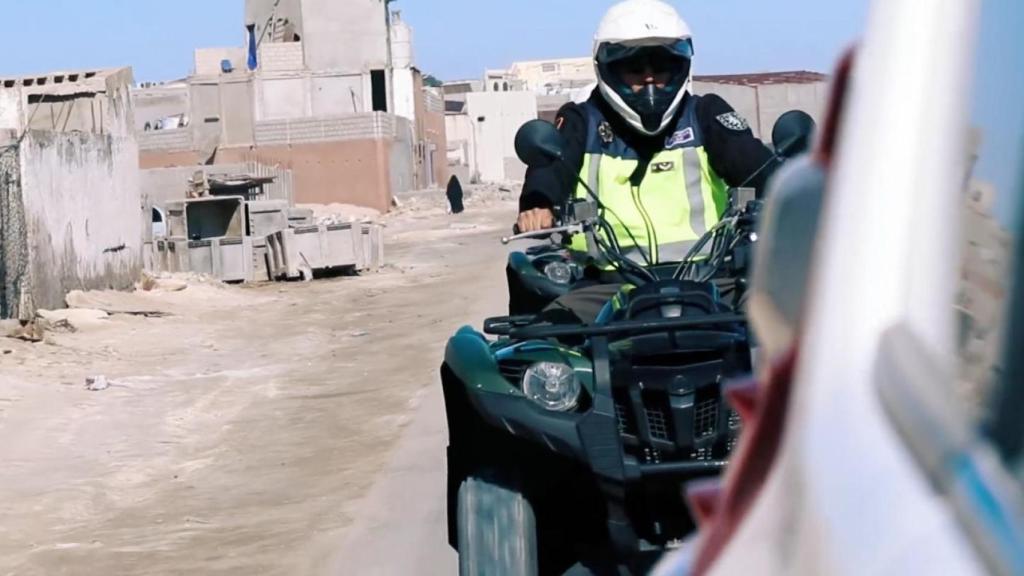 Un agente de la Policía Nacional conduce un cuatriciclo por las arenosas calles de Nuadibú, Mauritania.