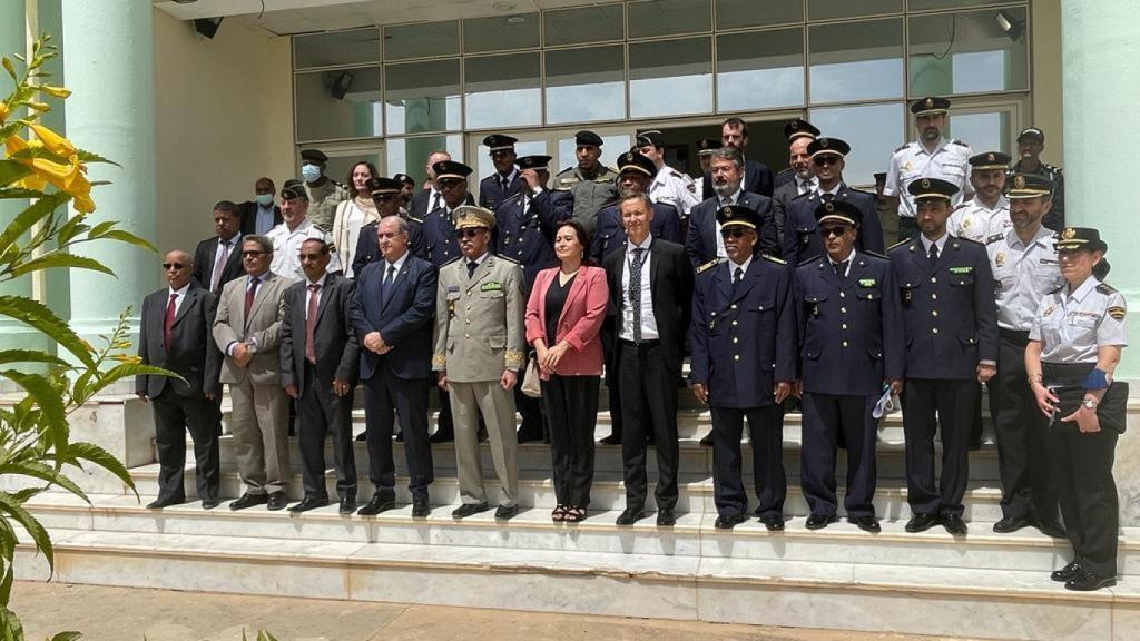 Autoridades mauritanas y españolas, junto a mandos policiales y representantes institucionales, posan durante un encuentro oficial en Nuakchot en el marco de la cooperación migratoria que dio lugar a la construcción de los centros de retención financiados por la UE y ejecutados por España.