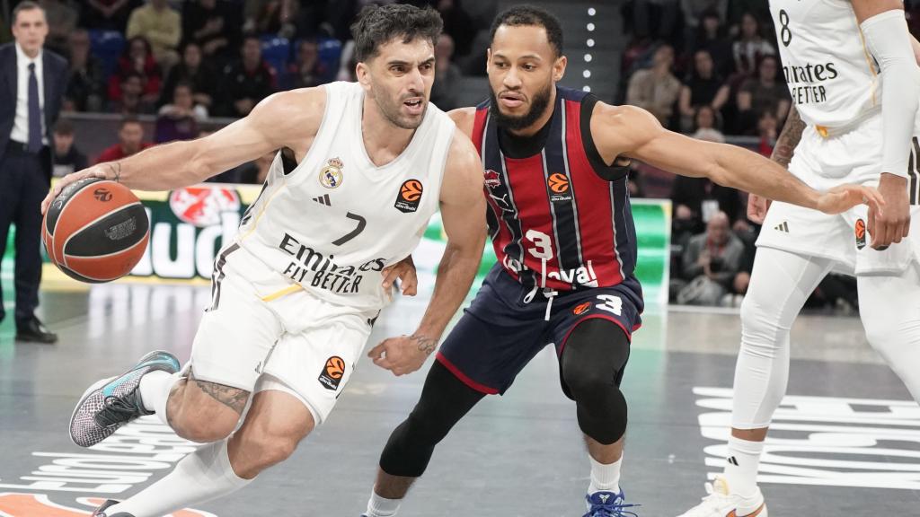Campazzo conduce el balón presionado por Markquis Nowell.