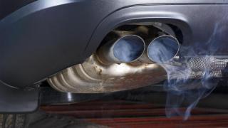 Tubo de escape de un coche-soltando la contaminación.