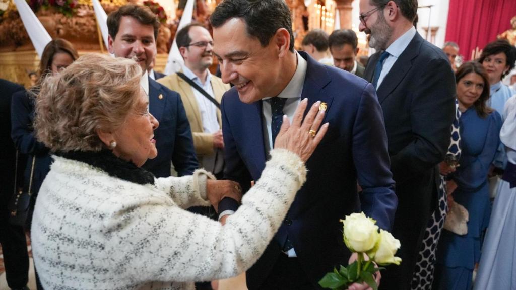 El presidente de la Junta de Andalucía, Juanma Moreno, durante su visita el municipio de Cabra.