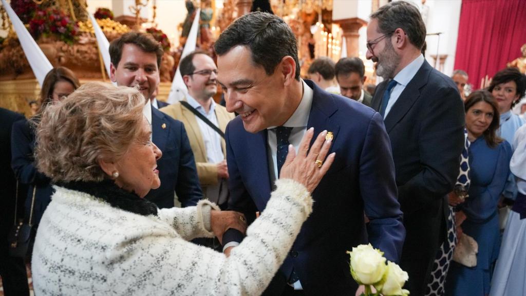 El presidente de la Junta de Andalucía, Juanma Moreno, durante su visita el municipio de Cabra.