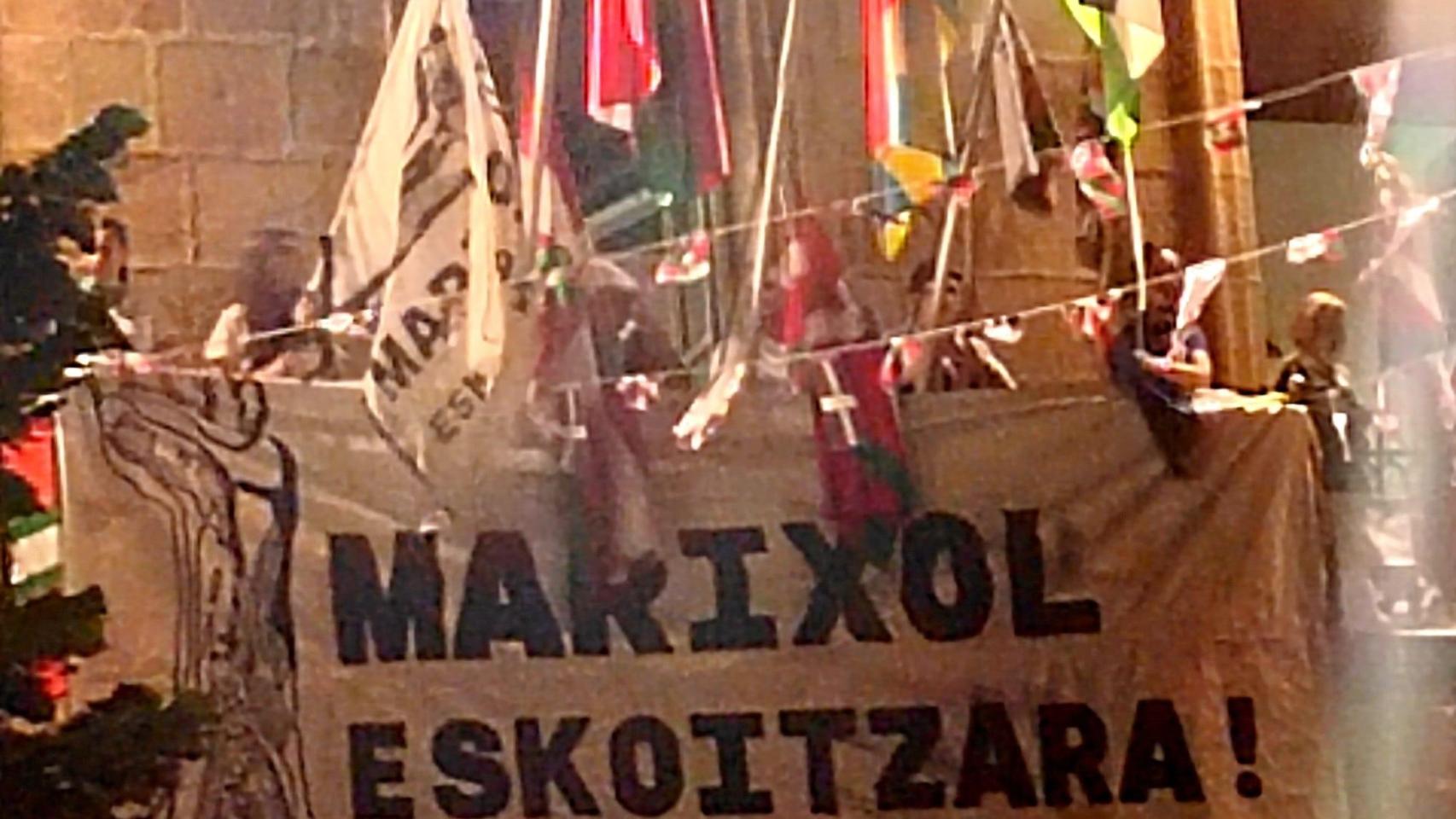 Una pancarta de homenaje a la dirigente de ETA 'Anboto' en la balconada del Ayuntamiento de Escoriaza (Guipúzcoa), recientemente excarcelada.