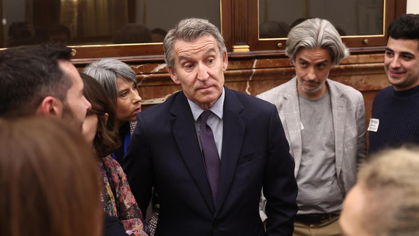 Alberto Núñez Feijóo, presidente del PP, charla con periodistas a la salida del último debate sobre la guerra en el Congreso.