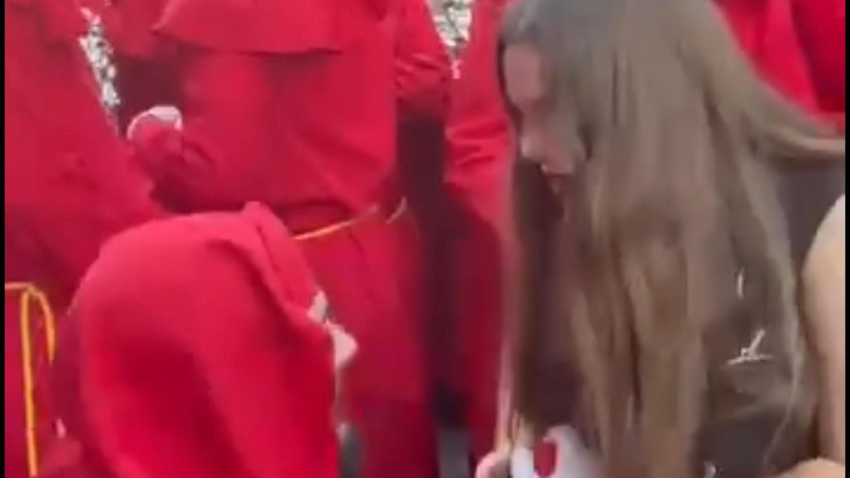 Pedida de matrimonio a pie de trono.