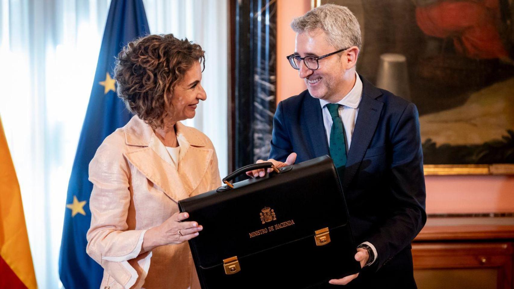 María Jesús Montero y su sucesor al frente del Ministerio de Hacienda, Arcadi España.