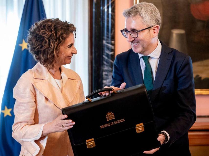 María Jesús Montero y su sucesor al frente del Ministerio de Hacienda, Arcadi España.