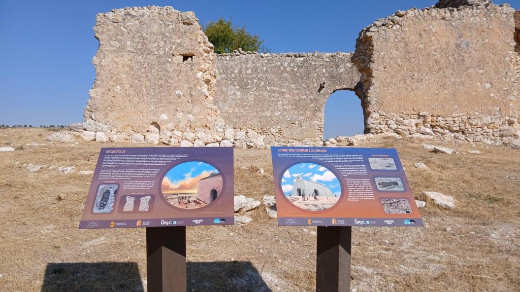 Paneles explicativos en la Ermita y necrópolis de San Nicolás