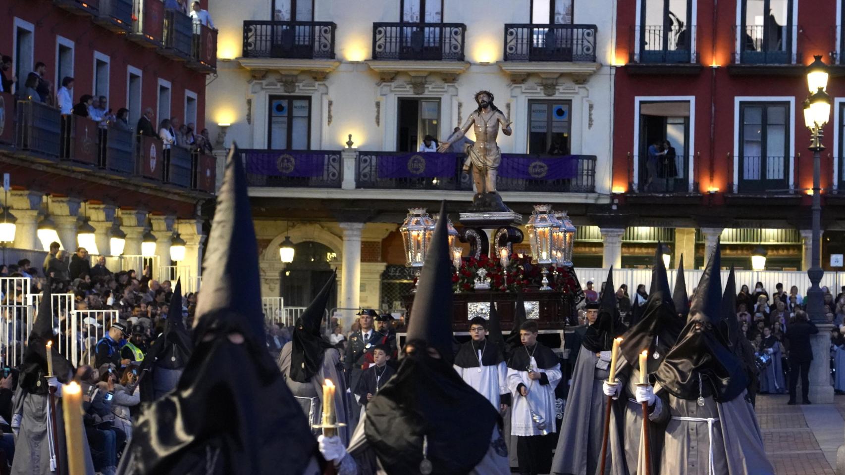 La Procesión General, en su recorrido por la Plaza Mayor de Valladolid