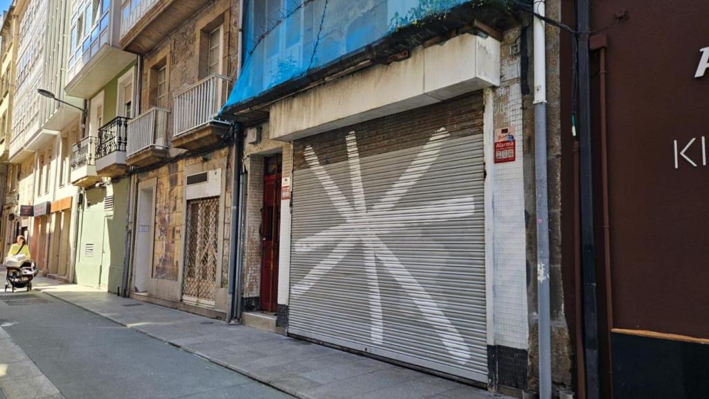 Otro aste*risco pintado en la calle del Orzán de A Coruña.