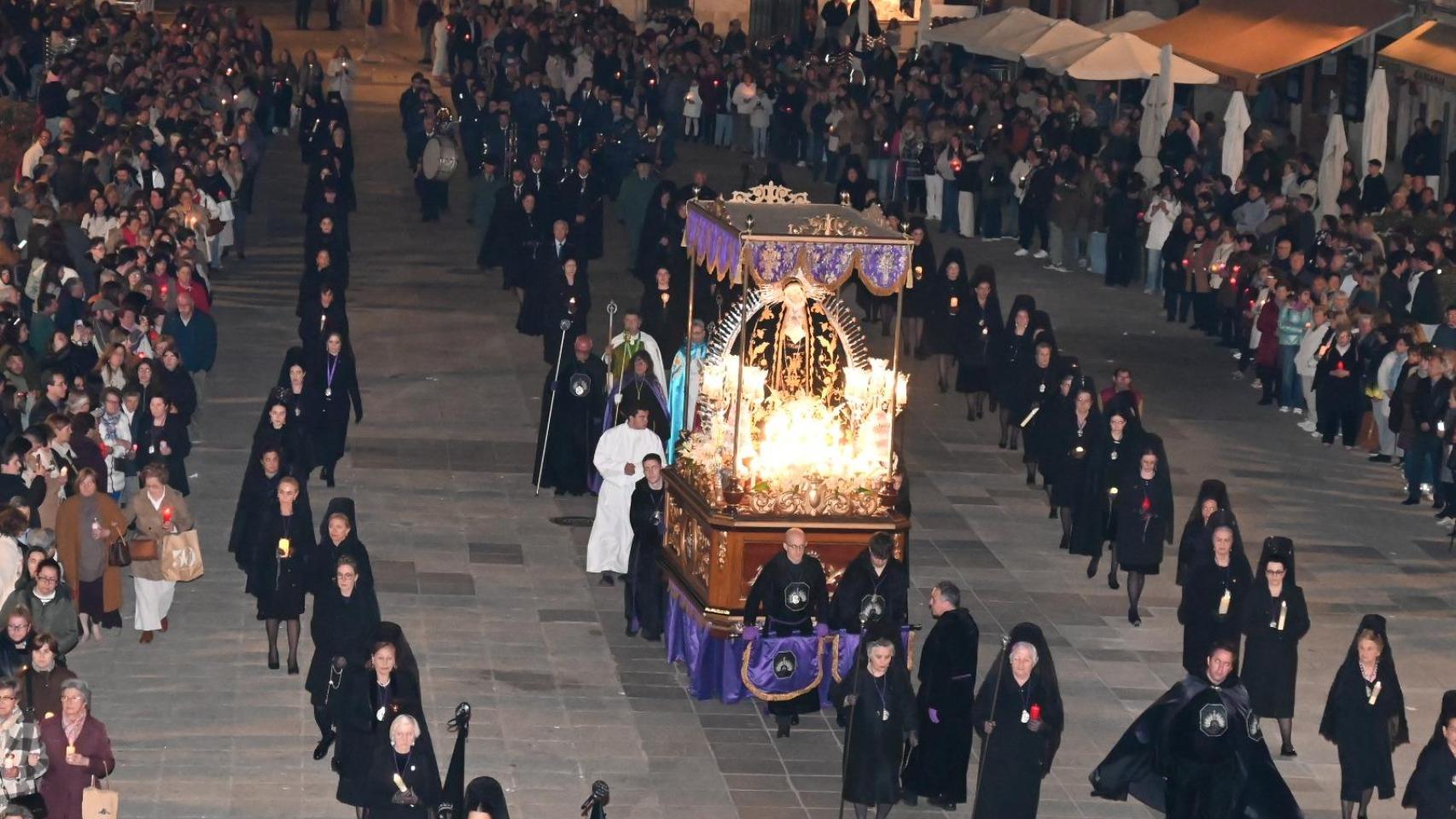 Ciudad Rodrigo se sobrecoge con la solemnidad del Santo Entierro y el silencio de la Virgen de la Soledad