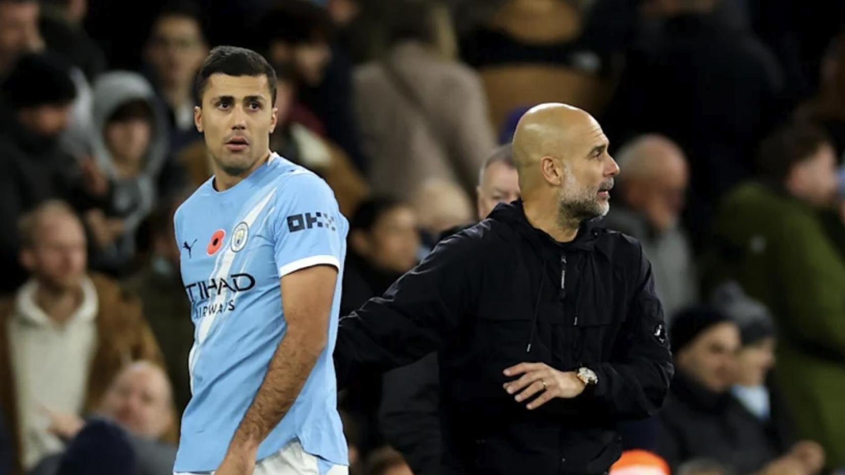 Rodri Hernández y Pep Guardiola, durante un partido del Manchester City