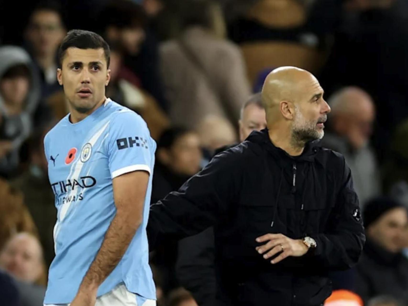 Rodri Hernández y Pep Guardiola, durante un partido del Manchester City