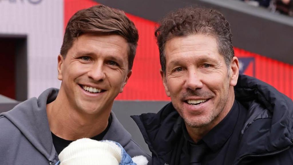 Gianluca Simeone, junto a su padre, el Cholo Simeone