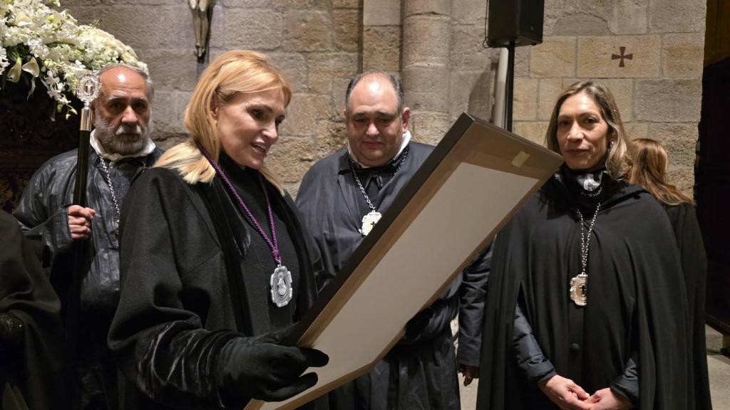 Ainhoa Arteta recibe el cuadro de la Cofradía