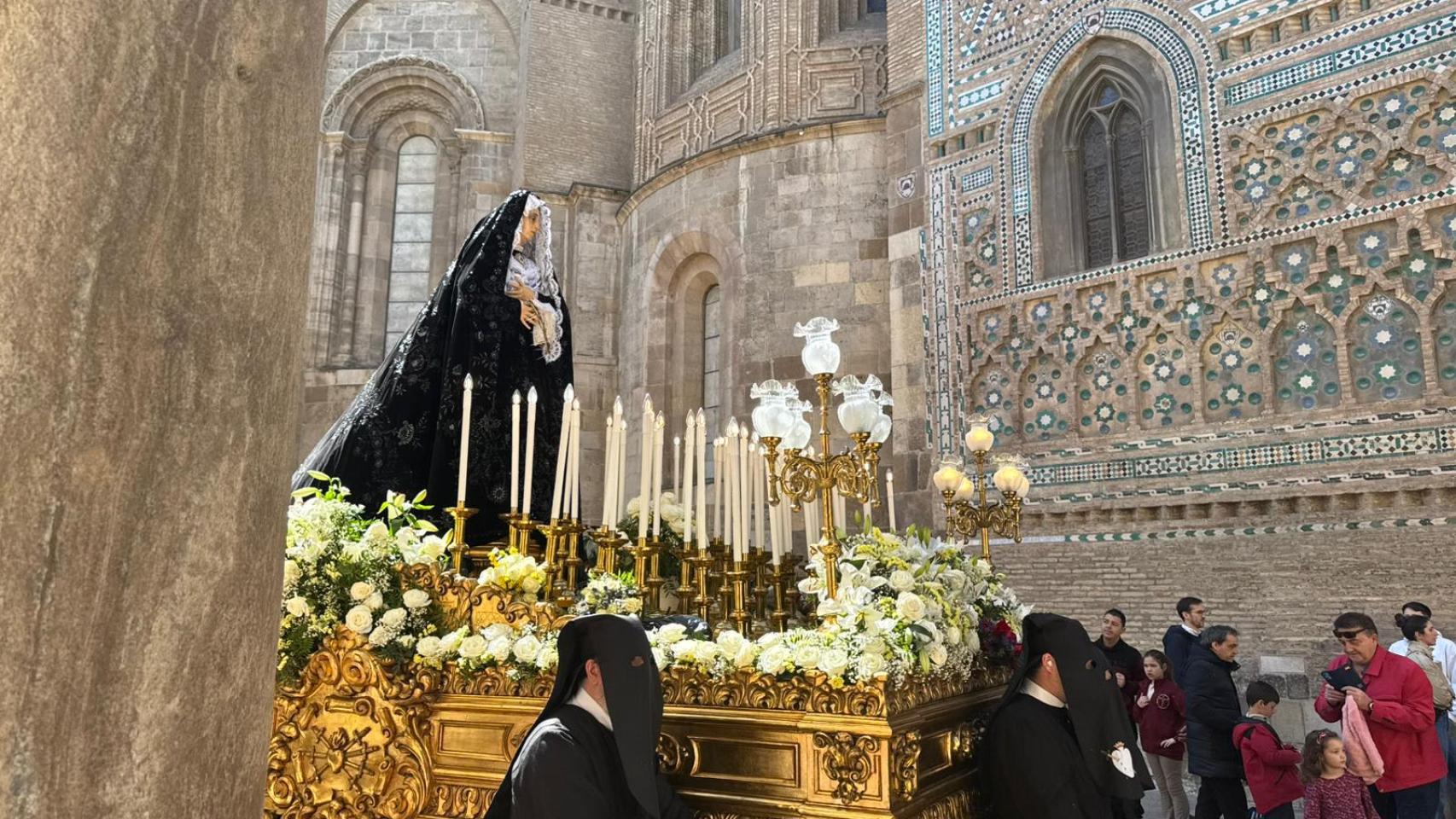 El luto toma las calles de Zaragoza en un Sábado Santo de silencio con la Procesión de la Soledad
