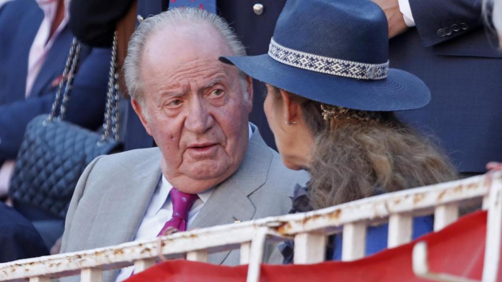 Juan Carlos I y su hija, la infanta Elena, en una corrida de toros.
