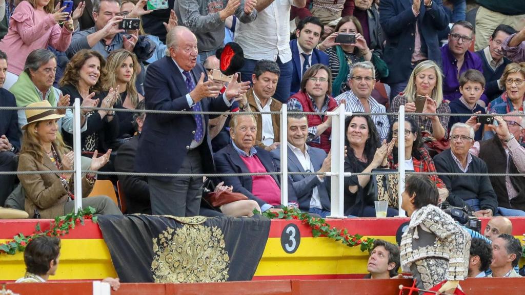 El rey Juan Carlos aplaudido por el público taurino en 2020.