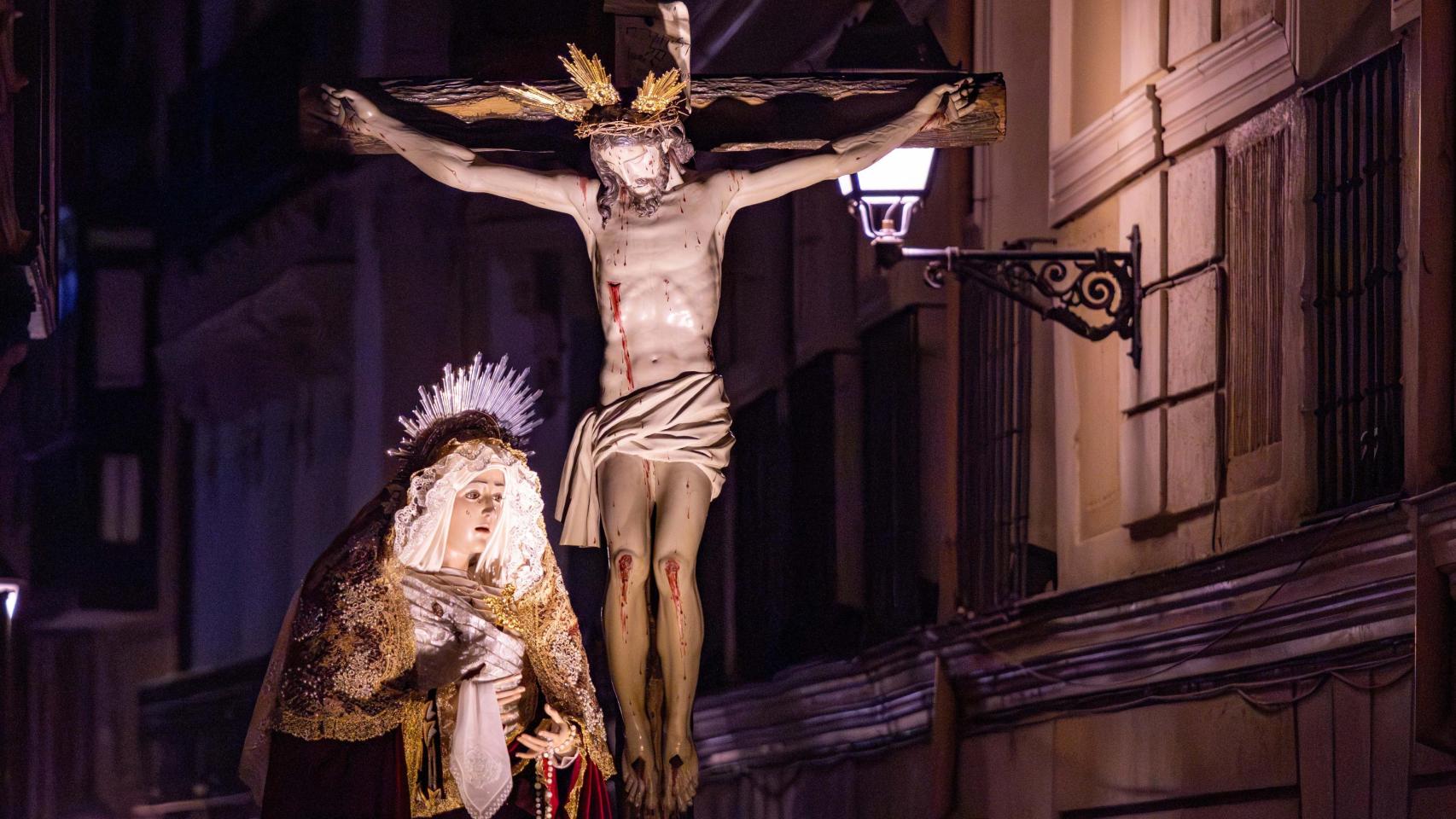 El Santo Entierro corona el Viernes Santo toledano: todas las fotografías de la procesión