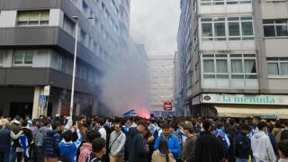 Recibimiento al Dépor en el entorno de Riazor con bengalas este sábado.