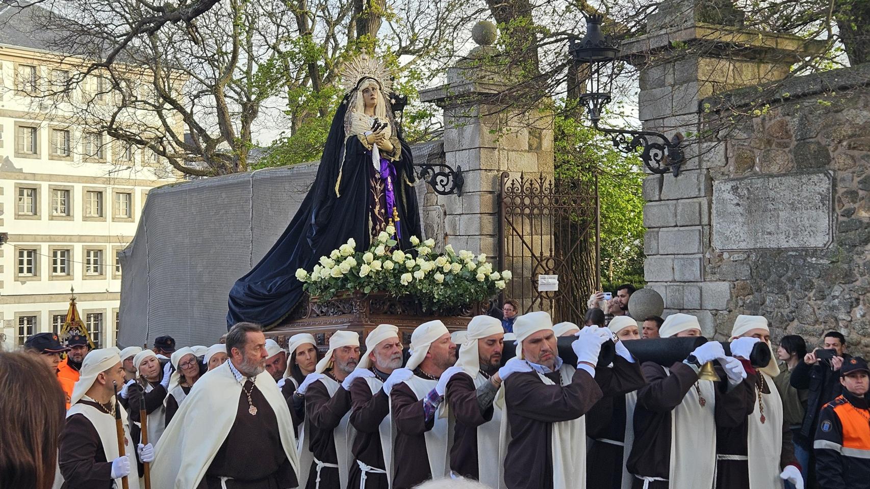 Os Caladiños desfilan por A Coruña en la procesión de este Sábado Santo