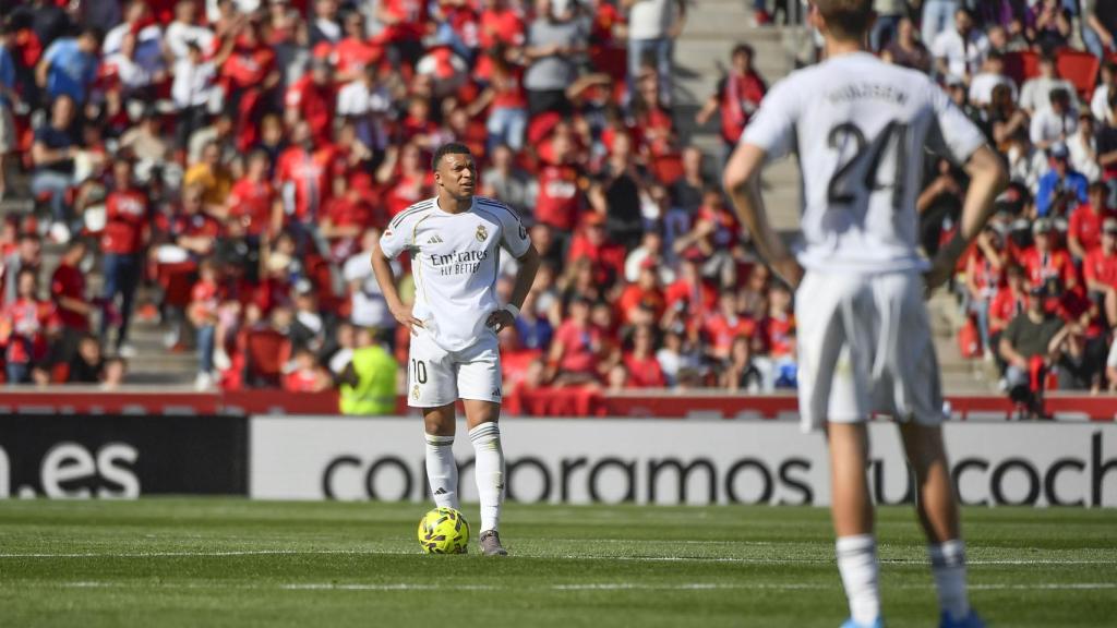 Mbappé espera para sacar el centro tras el gol de Muriqi.
