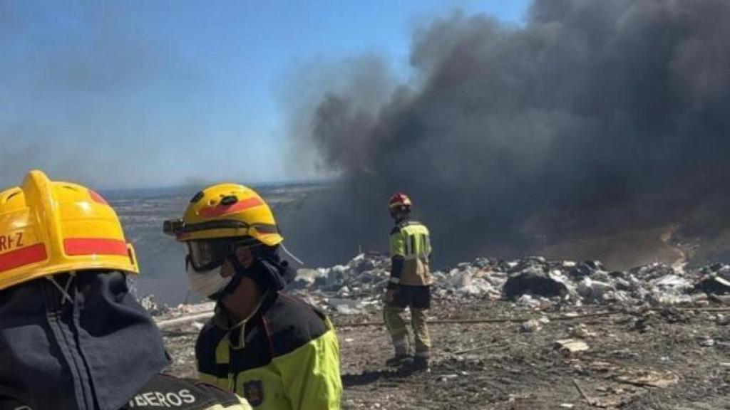 Los bomberos, en el lugar del incendio.