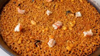 Los expertos valencianos coinciden: el auténtico arroz a banda no se hace con agua; lleva 800 ml de caldo de pescado