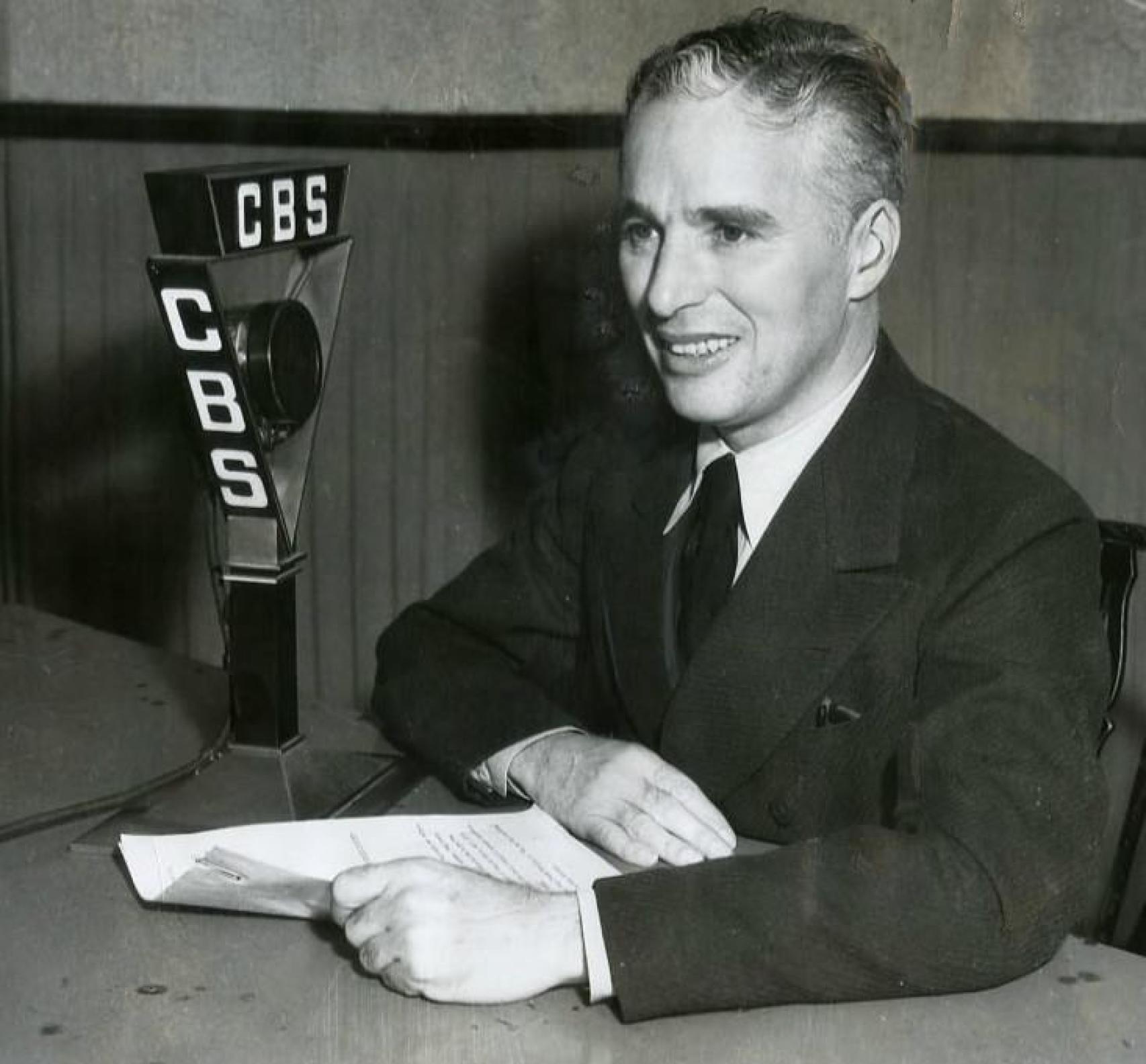 Charles Chaplin grabando para la CBS en 1933. https://es.wikipedia.org