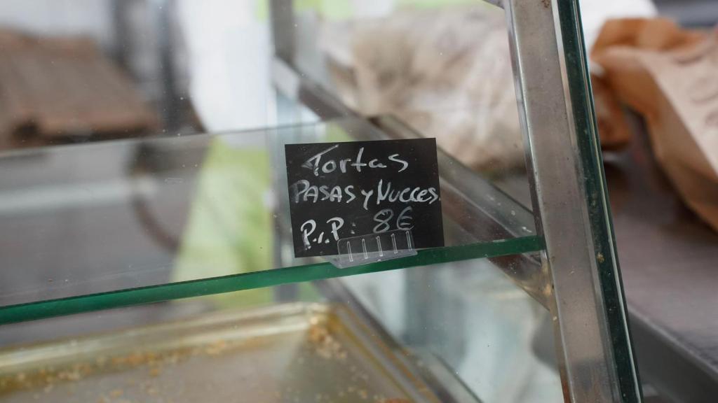Vitrina vacía del Horno V. García, en Valencia. EE