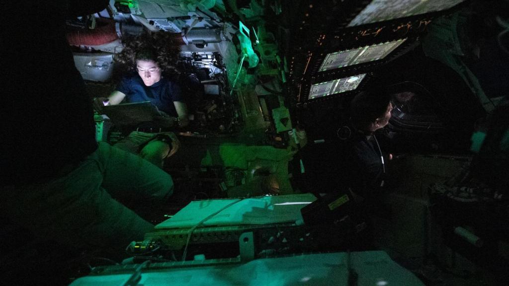 Koch y Hansen en el interior de la cápsula Orion.