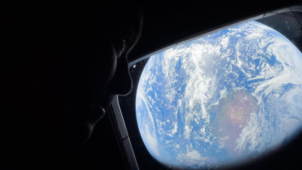 El comandante Wiseman observa la Tierra.