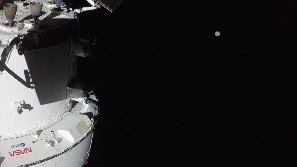 Cápsula Orion y la Luna